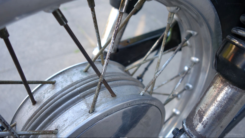 Motorrad Speichen reinigen - Effektiv zu vollem Glanz bringen
